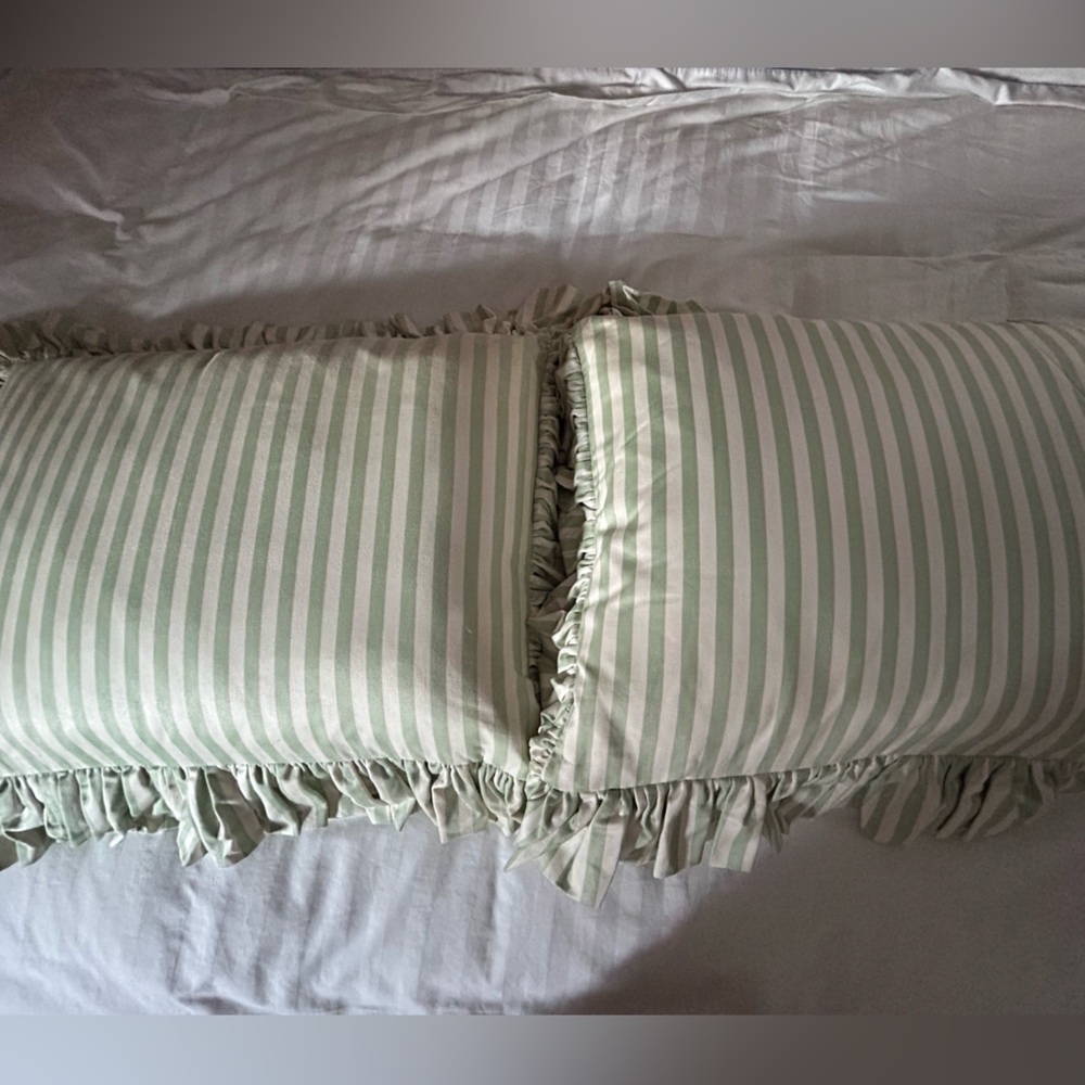 Two Large Pillows with Ruffles - Picture 3 of 3